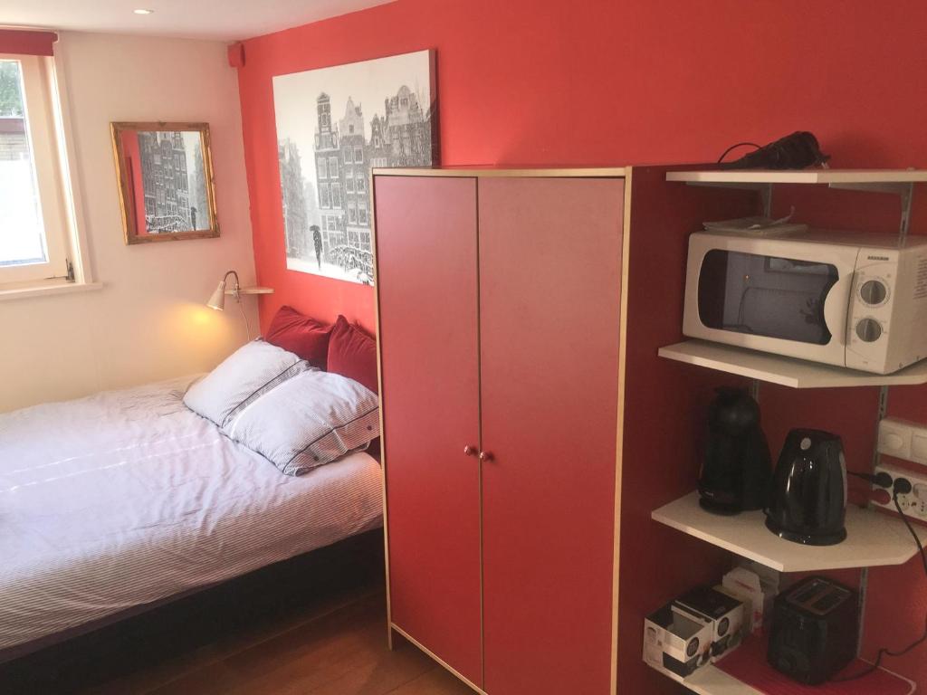 Houseboat Westerdok room 6